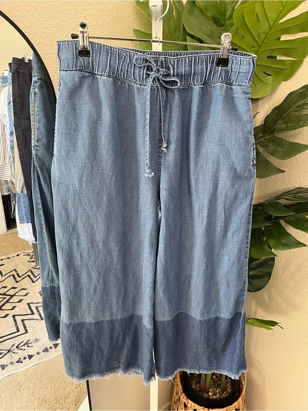 Chambray Wide Leg Crop Pants Size Medium | Blue Drawstring Pull-On Cropped Pants